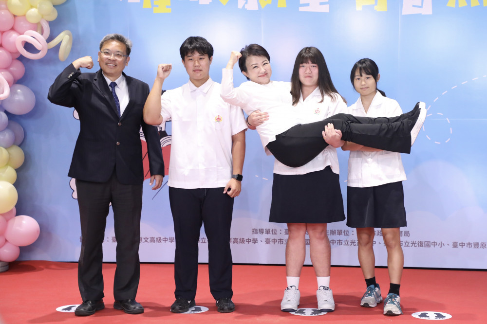 市長被公主抱！中市表揚8043位市長獎學生 盧秀燕超配合擺拍  最萌合影曝光