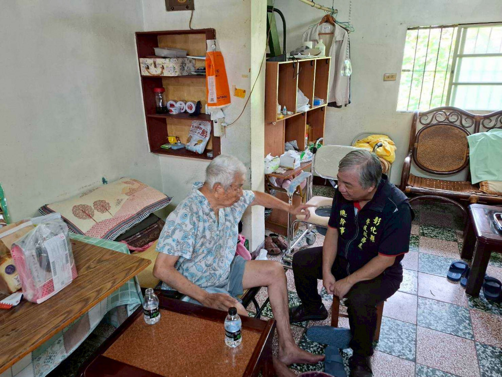 彰化榮服處轉贈涼感衣 傳遞社會關懷溫暖