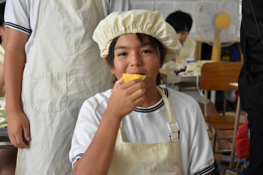 友誼市熊本縣宇土市學童品嘗台南鳳梨 小朋友紛表示：好甜、好好吃！
