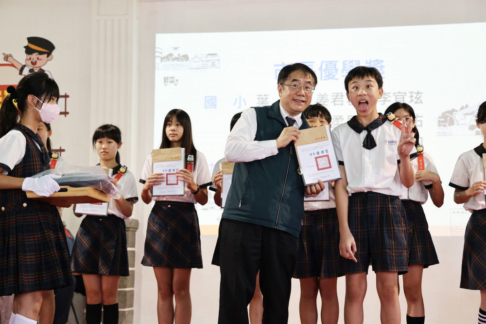 台南市長黃偉哲出席勝利國小畢典獻上祝福 期勉莘莘學子鵬程萬里