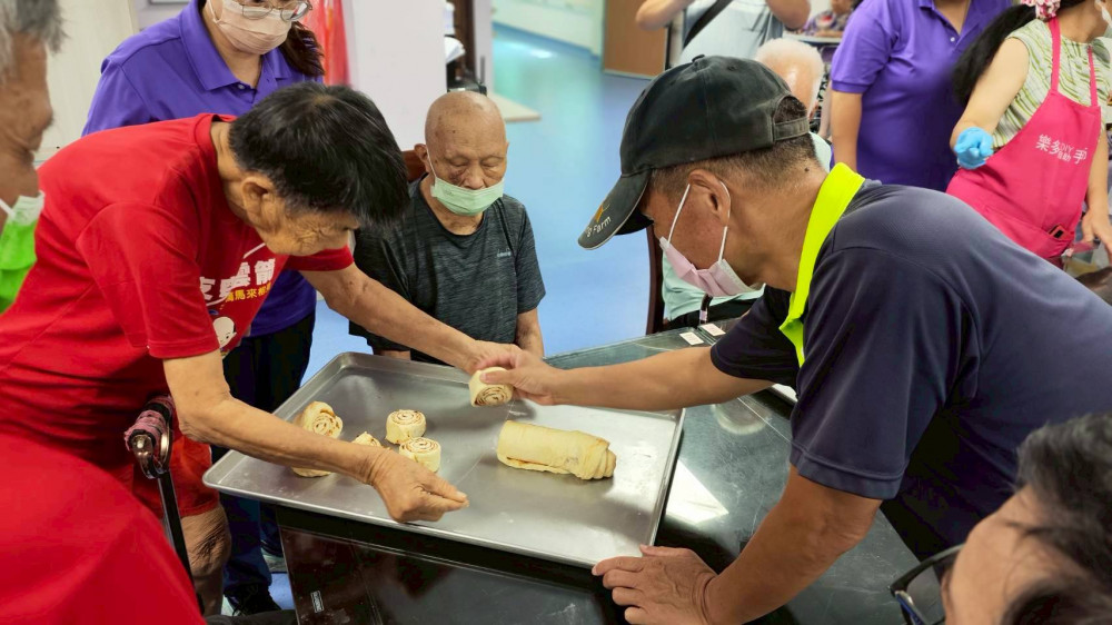 彰化榮家感謝樂多工作坊教導住民養生麵包 溫馨同樂香氣四溢