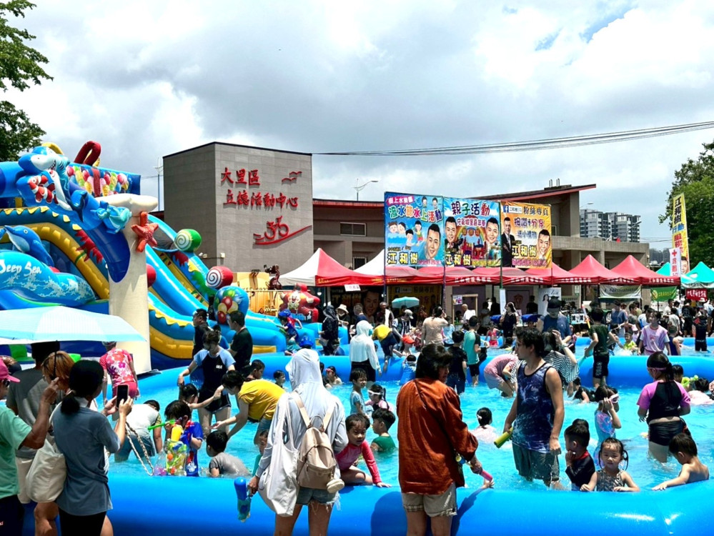  清涼一夏！大里人潑水節嗨翻十九甲健康公園   民政局長吳世瑋：打造親子共遊夏日盛