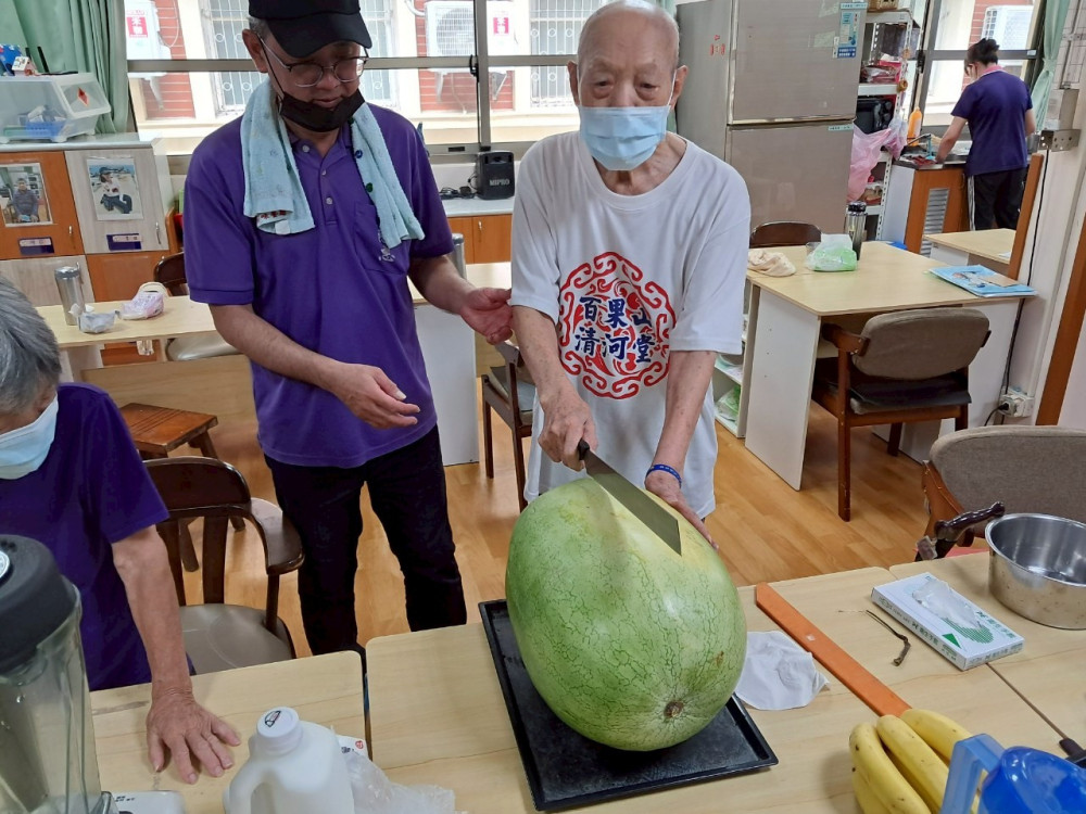 來杯消暑一夏 彰化榮家日照中心住民享鮮果飲饗宴 