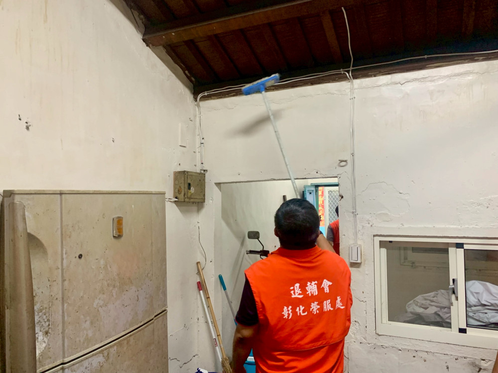 彰化榮服處榮欣志工助榮民眷連日豪雨後家園重建