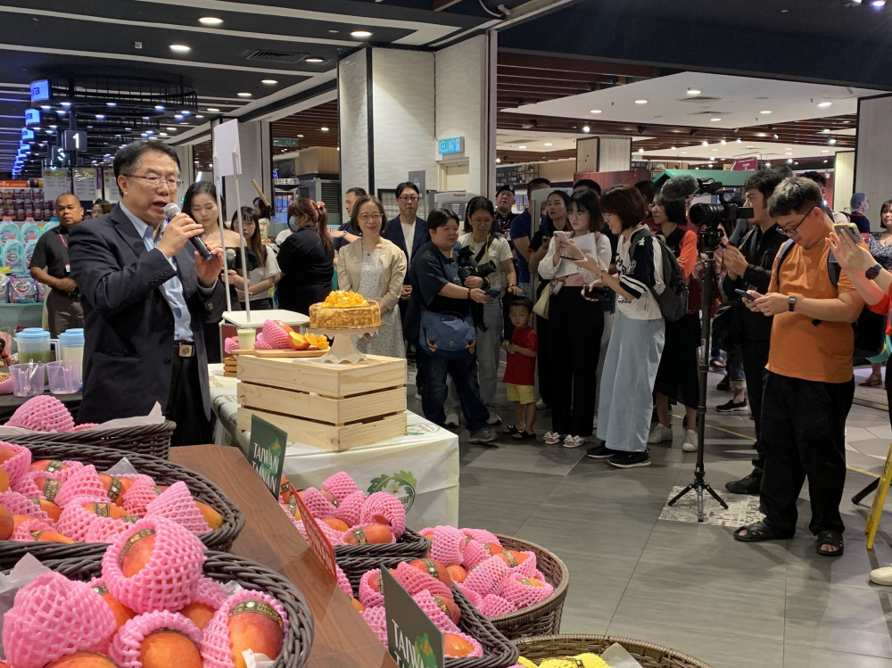 台南芒果再闖馬來西亞 黃偉哲快閃行銷後返台防颱