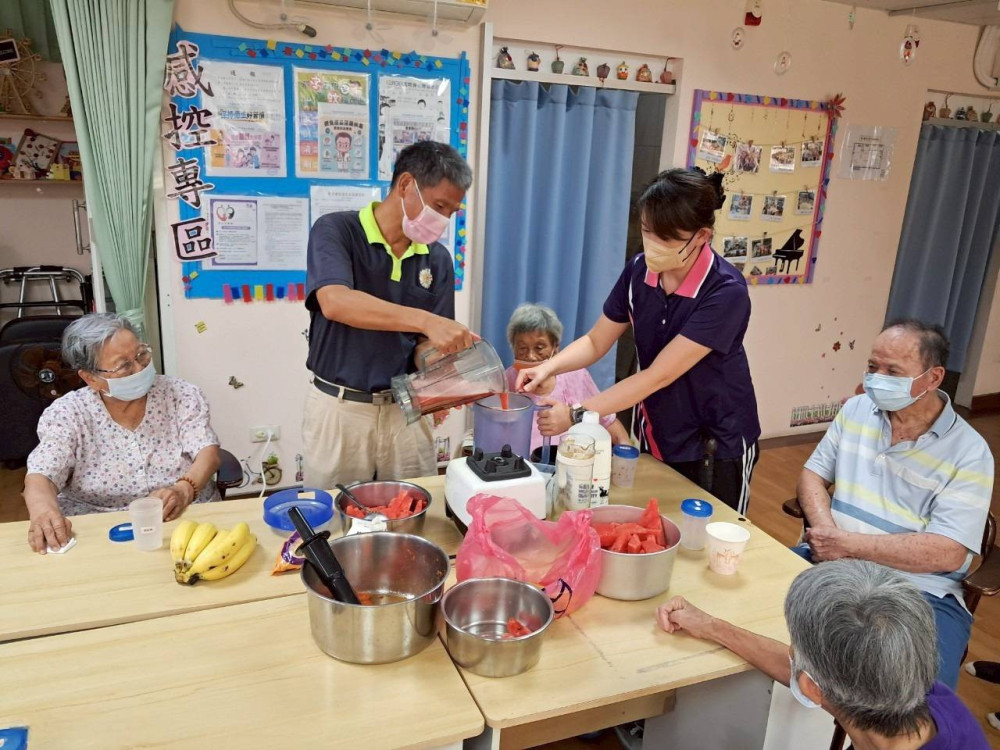 來杯消暑一夏 彰化榮家日照中心住民享鮮果飲饗宴 