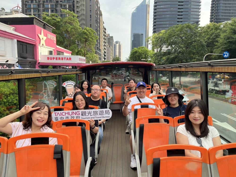 雙層觀光雙重享受！暑假解鎖台中觀光巴士與美食餐車