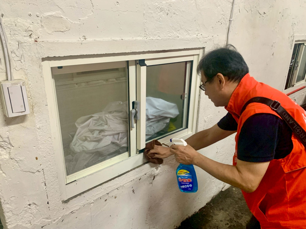 彰化榮服處榮欣志工助榮民眷連日豪雨後家園重建