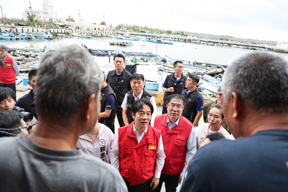 台南市長黃偉哲陪同賴清德總統赴麻豆、北門視察全力支援農漁民協助度過難關