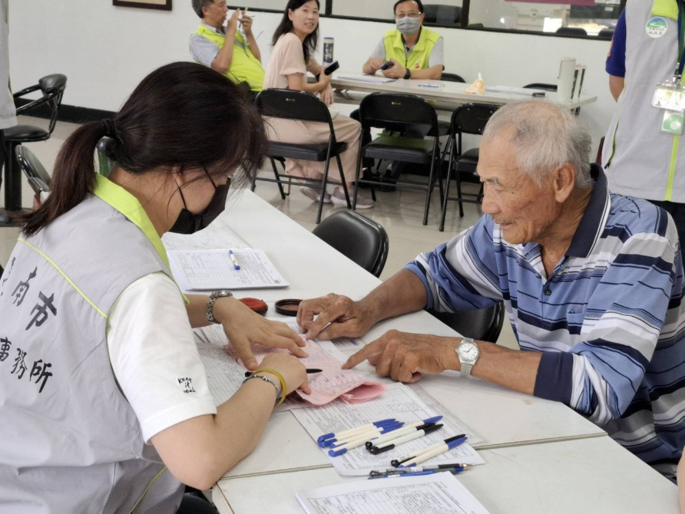 丹娜絲颱風致農損 台南地所加開窗口助農民申請謄本