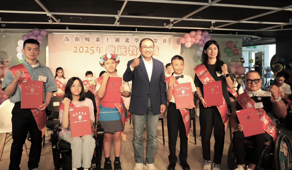 新北市長侯友宜表揚21位總統教育獎學子並頒發獎學金