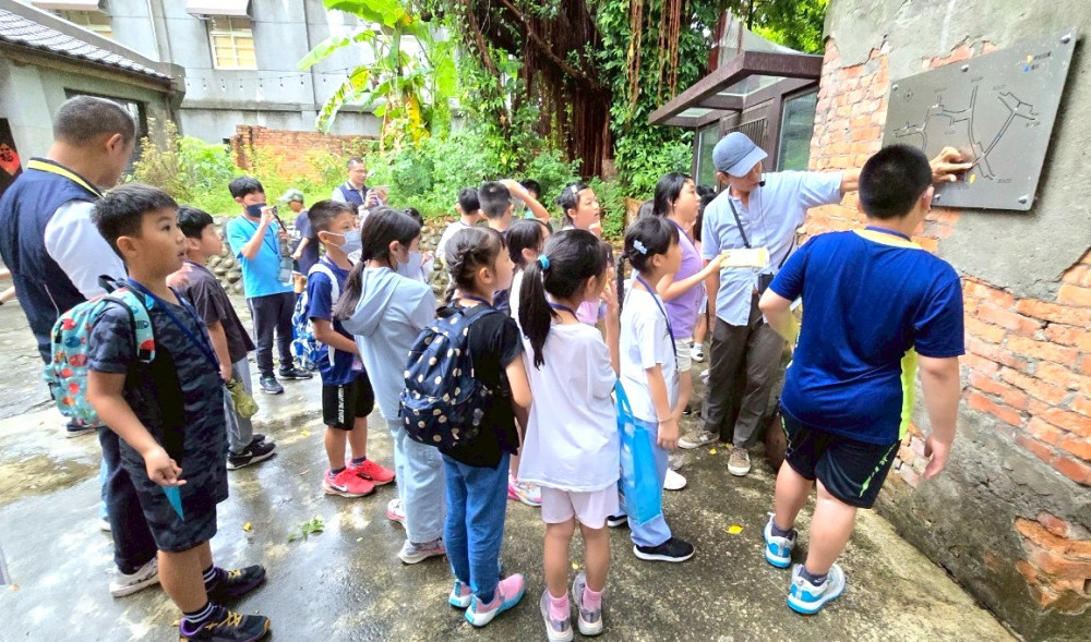 新北國防育樂營向下扎根 學童動手做火砲 走進甬道學防衛